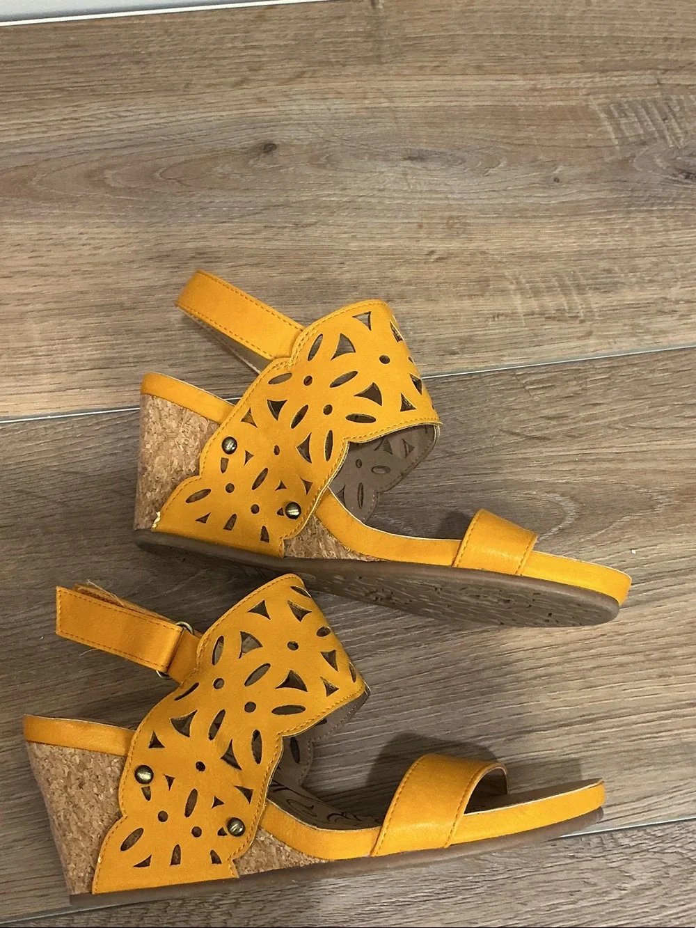 Mootsies Tootsies Tania wedge sandals w/a laser-cut floral upper, yellow, sz 7.5